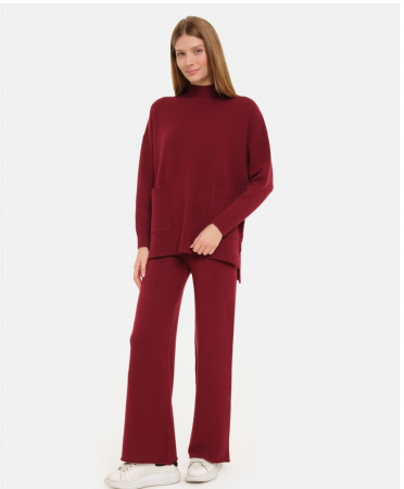 Pantaloni masuri mari - Compleu cu pantaloni si pulover cu gat semiinalt si buzunare, din  tricotaj fin, bordo