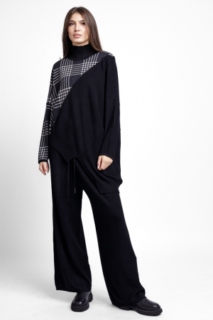 Pantaloni masuri mari - Compleu cu pulover oversize asimetric si pantaloni tricotaj, negru cadrilat