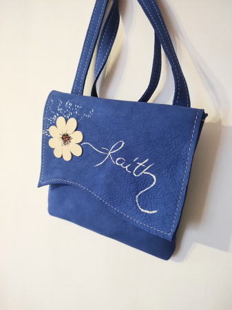 Genți si Plicuri Handmade din Piele - Geanta handmade albastru electric ,cu margareta și mesaj,, Faith,, ,unicat
