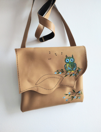 Genți si Plicuri Handmade din Piele - Geantă caramel handmade ,cu bufnita pictata ,unicat