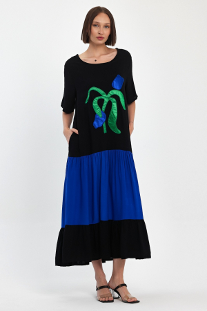 Rochii masuri mari - Rochie neagra cu volan albastru si aplicatie floare stilizata, din vascoza