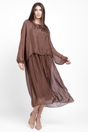 Rochii Elegante & Office - Rochie lunga maro cu aplicatie floare si detaliu brodat argintiu, din matase si vascoza