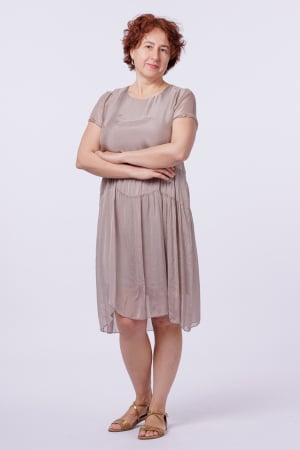 Rochii din Mătase si Vâscoză - Rochie midi cu volan, din matase si vascoza bej