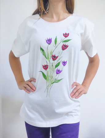 Tricouri Pictate Manual - Tricou alb pictat manual cu lalele