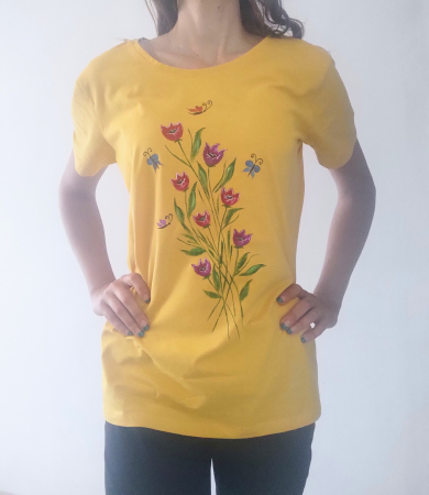 Tricouri Pictate Manual - Tricou galben pictat manual , cu fluturi și lalele
