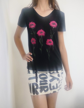 Tricouri Pictate Manual - Tricou negru pictat manual cu maci