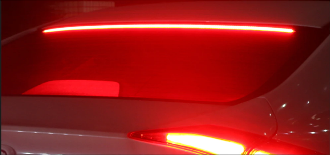 Banda LED Stop Frână pentru Lunetă – Siguranță și Stil pentru Mașina Ta