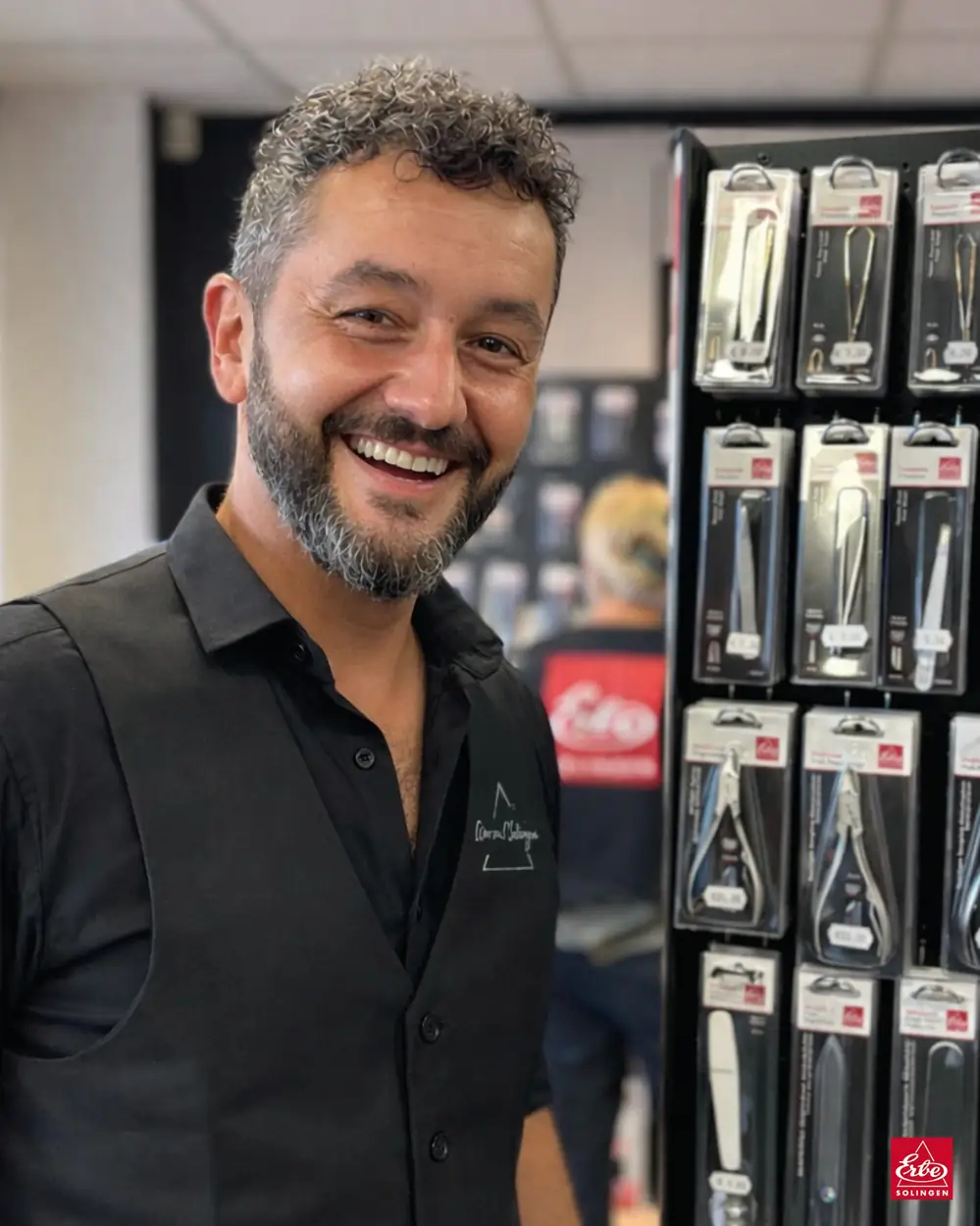 Stand de vânzare Erbe Solingen cu produse în ambalaje single transparente, fără sigilare, montate pe bară metalică