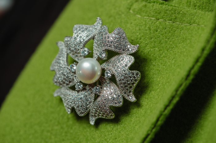 Brosa din argint 925 rodiat, Piatra: perla de laborator , zirconia fatetata si cubic zirconia,  Culoare: transparent, alb, Sonis Silver [3]