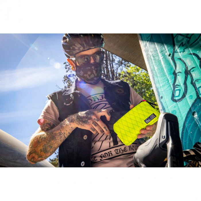 Borseta Muc-Off Essentials Impermeabila Hi-Vis [10]