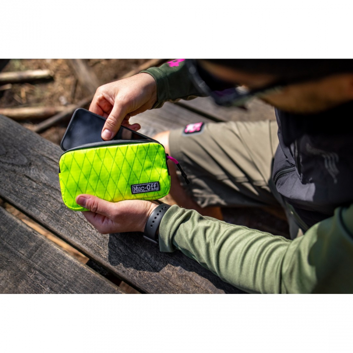 Borseta Muc-Off Essentials Impermeabila Hi-Vis [7]