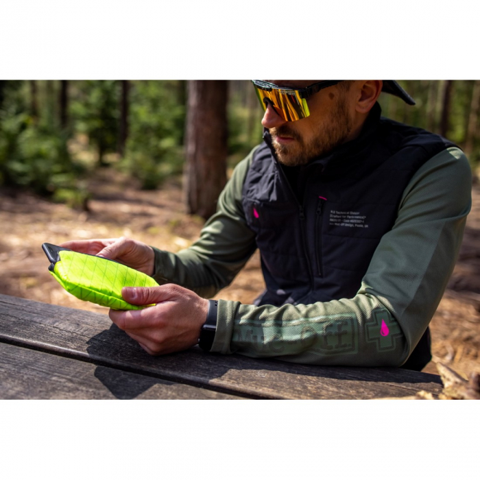 Borseta Muc-Off Essentials Impermeabila Hi-Vis [5]