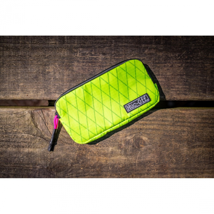 Borseta Muc-Off Essentials Impermeabila Hi-Vis [4]