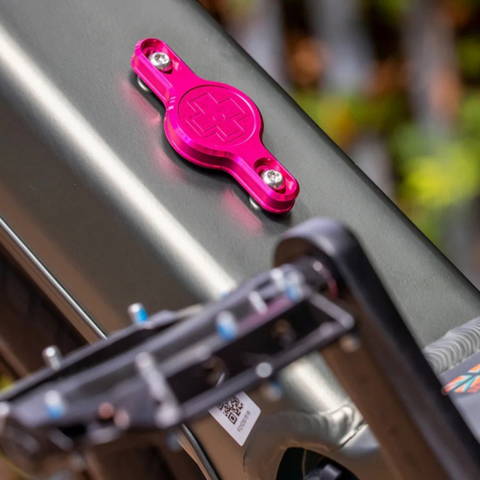 Suport MUC-OFF Apple AirTag pentru cadru Secure Tag Holder V2 Iridescent [3]