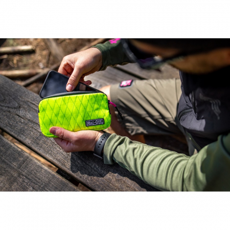 Borseta Muc-Off Essentials Impermeabila Hi-Vis [6]