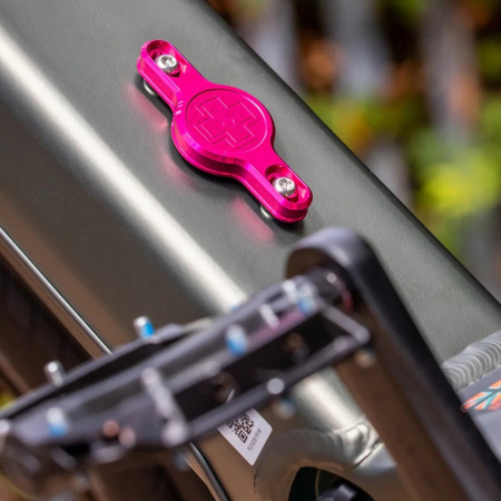 Suport MUC-OFF Apple AirTag pentru cadru Secure Tag Holder V2 Iridescent [2]