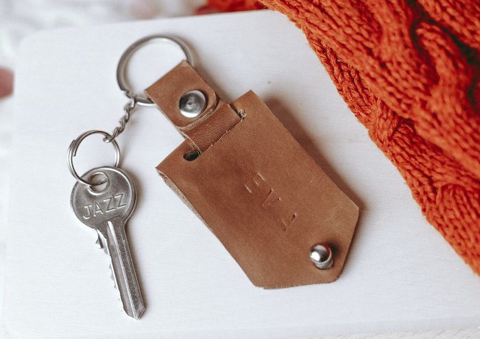 Breloc din piele si placuta de inox, personalizat [7]