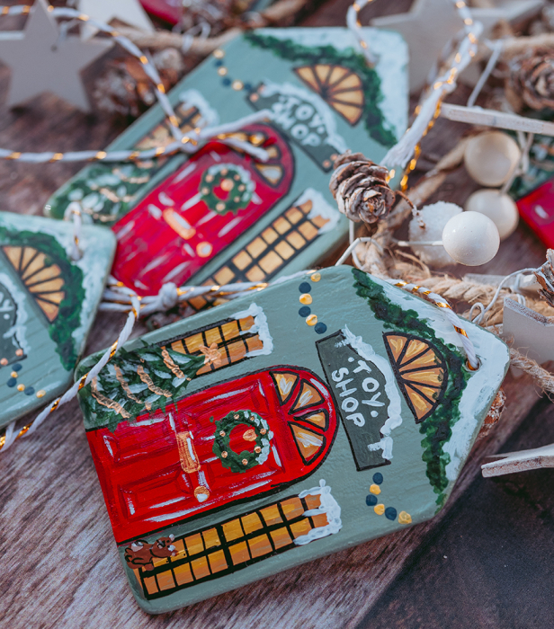 Decoratiune din lut - Magazinul de jucarii [4]