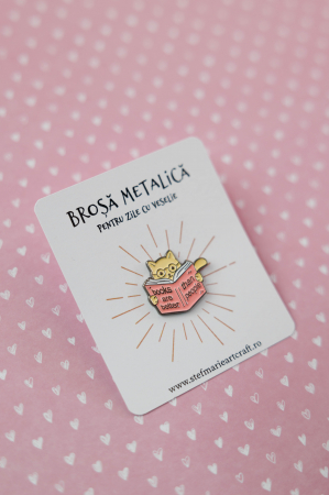 Brosa metalica Books and cats [1]