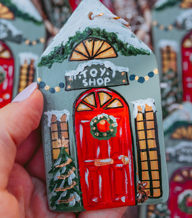 Decoratiune din lut - Magazinul de jucarii [0]