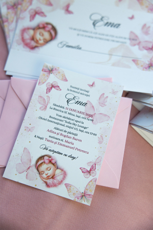Colecția Nestemate și unicorni - Invitatie de botez Fluturi roz si bebelus