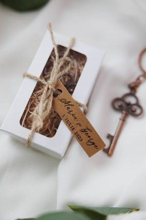 Accesorii și decor botez - Marturii pentru nunta/botez - Cutiuta cu breloc desfacator de sticle cheie