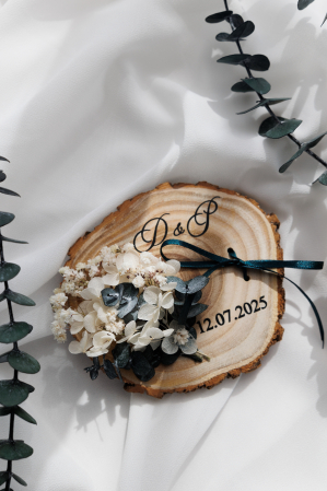 Accesorii și decor nuntă - Suport verighete felie de lemn - Flori criogenate