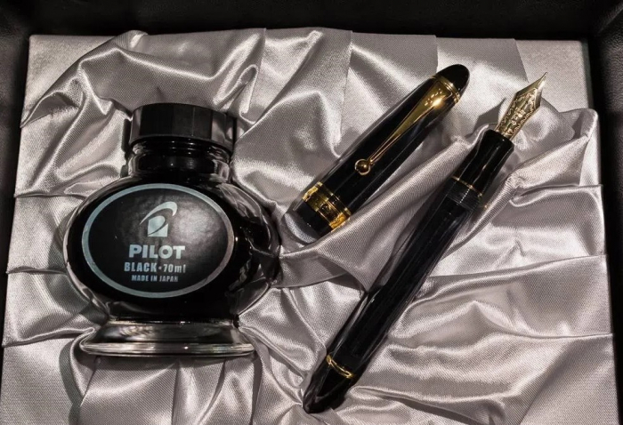 Pilot CUSTOM 823 Black M - 14K Gold Nib [3]