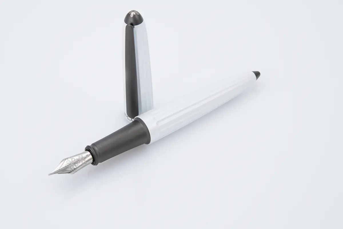 Fountain Pens - DIPLOMAT Aero Pearl White M