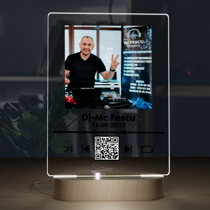 Lampa iluminata 3D cu baza din lemn o poza ,melodie cod qr model pentru DJ [4]