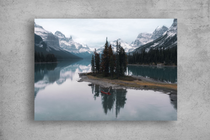 Tablou Canvas - Calator in canoe din lacul Jasper [2]