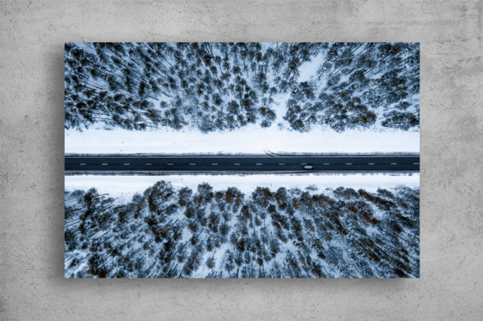Tablou Canvas - Drumul vazut de sus din padurea inzapezita [2]
