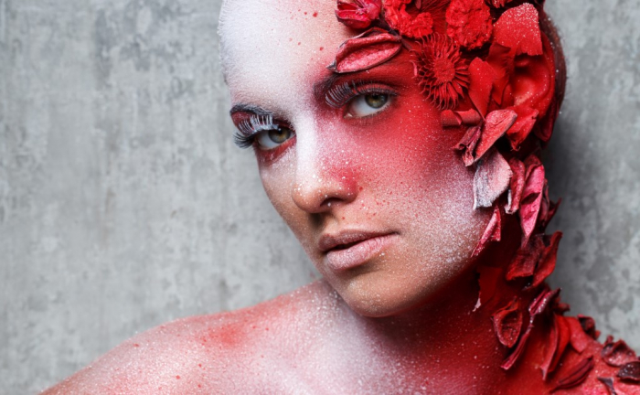 Tablou Canvas - Femeie cu makeup artistic rosu [2]