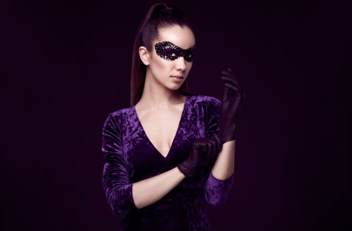 Tablou Canvas - Femeie sexy cu manusi violet [2]