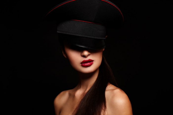 Tablou Canvas - Femeie sexy cu ruj rosu si palarie [2]