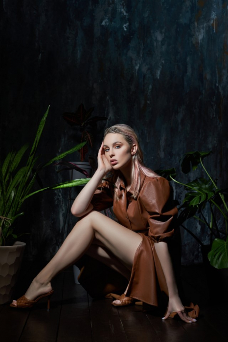 Tablou Canvas - Femeie sexy in rochie de piele [2]