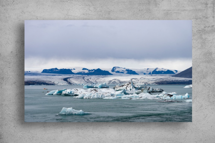Tablou Canvas - Iceberg plutind in ocean [2]