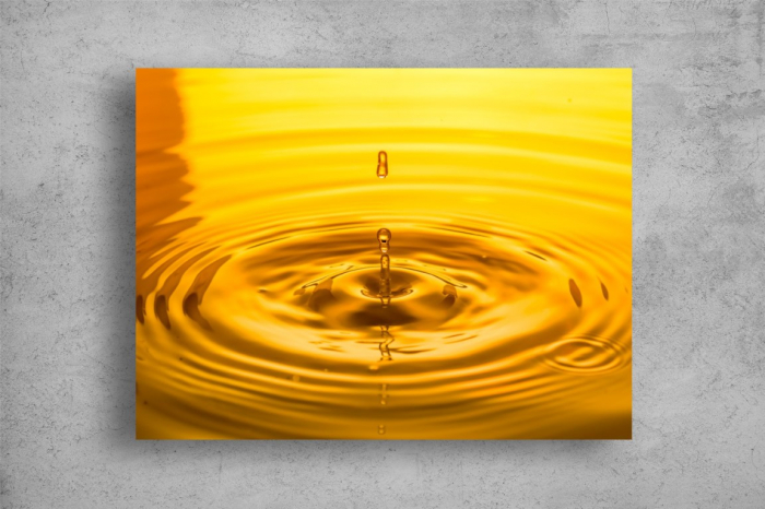 Tablou Canvas - Picatura de apa aurie [2]