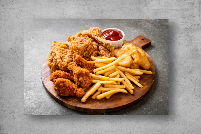 Tapet Premium Canvas - Aripioare de pui cu cartofi prajiti si nuggets [2]