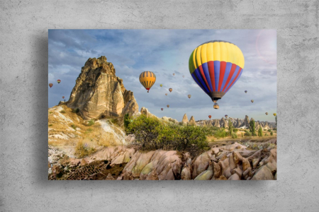 Tablou Canvas - Baloane colorate deasupra muntilor [1]