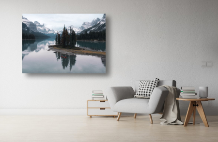 Tablouri Canvas cu peisaje - Tablou Canvas - Calator in canoe din lacul Jasper