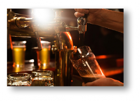 Tapet Premium Canvas - Barman punand bere in pahar [1]