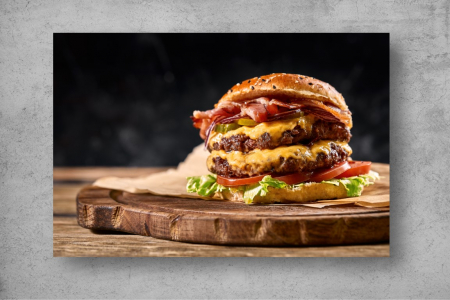 Tapet Premium Canvas - Burger dublu cu bacon si cascaval pe platou de lemn [1]