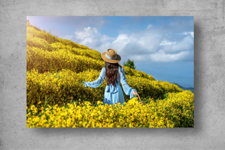 Tapet Premium Canvas - Fata din lanul de crizanteme [1]