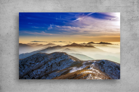 Tapet Premium Canvas - Peisaj de iarna cu muntii acoperiti de ceata [1]