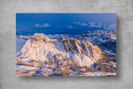 Tapet Premium Canvas - Varful muntelui acoperit de zapada in razele soarelui [1]