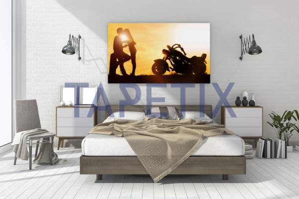 Tablou Couple Kissing at Sunset [3]