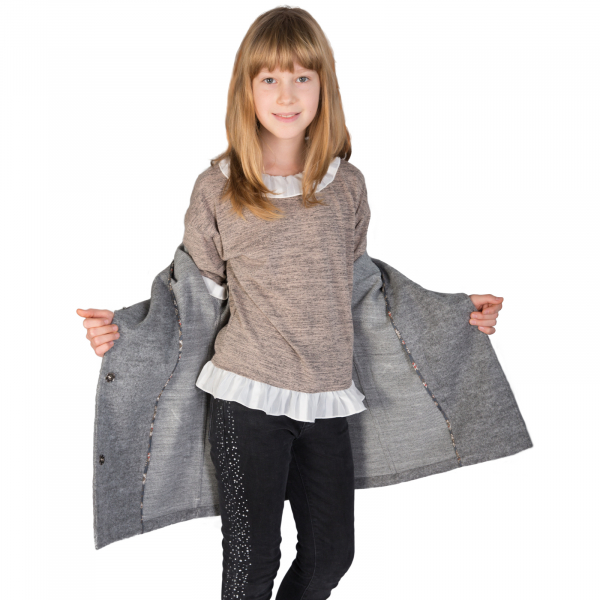 Cardigan de primăvară, căptușit, fără guler, cu mâneci de tip pulover. Închiderea este cu capse.  Acest cardigan chic va oferi bună dipoziție copilul tău chiar și în zilele răcoroase de primăvară. [2]