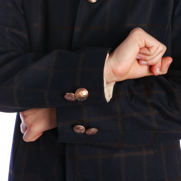 Sacou de lână (80%), slim fit cu guler tip tunică. Închidere cu nasturi. Buzunare laterale ascunse. Manşete cu nasturi. Sacoul este dublat cu o captușeală asortată, crem cu carouri mari maro.  Ţesătura fină, plăcută la purtat și croiala modernă îl vor ajuta pe copilul dumneavoatră să se simtă excepțional cu orice ocazie. [3]