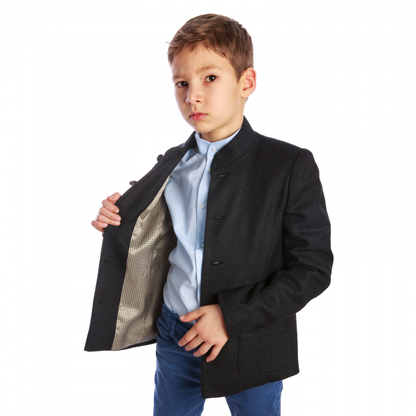 Sacou de lână (100%), slim fit cu guler tip tunică. Închidere cu nasturi. Buzunare laterale ascunse. Sacoul este dublat cu o captușeală asortată, crem cu buline mici negre.  Ţesătura fină, plăcută la purtat și croiala modernă îl vor ajuta pe copilul dumneavoatră să se simtă excepțional cu orice ocazie. [5]